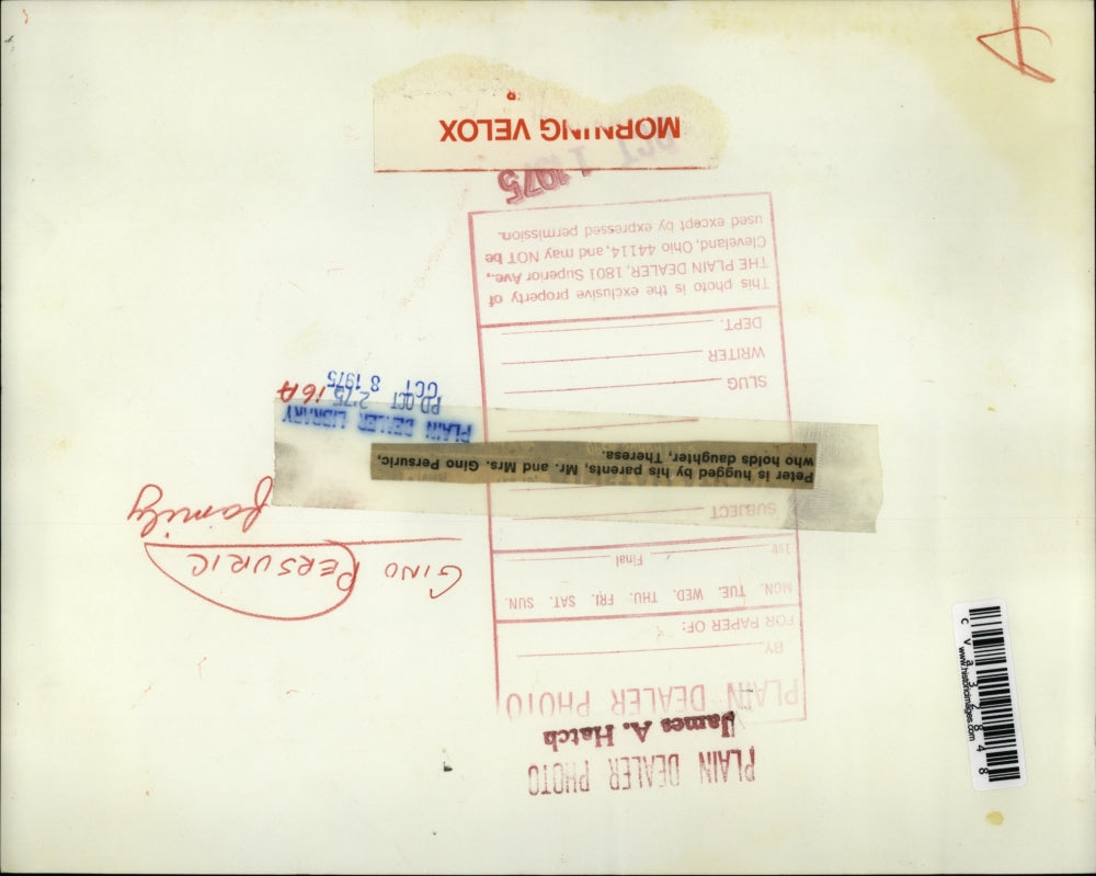 1975 Press Photo Peter is hugged by his parents, Mr and Mrs Gino Persuric