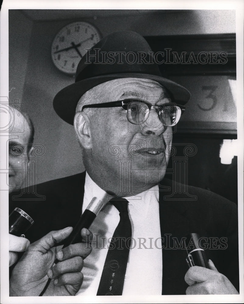 1969 Press Photo James E. O&#39;Meara, head of teachers union at the school board- Historic Images