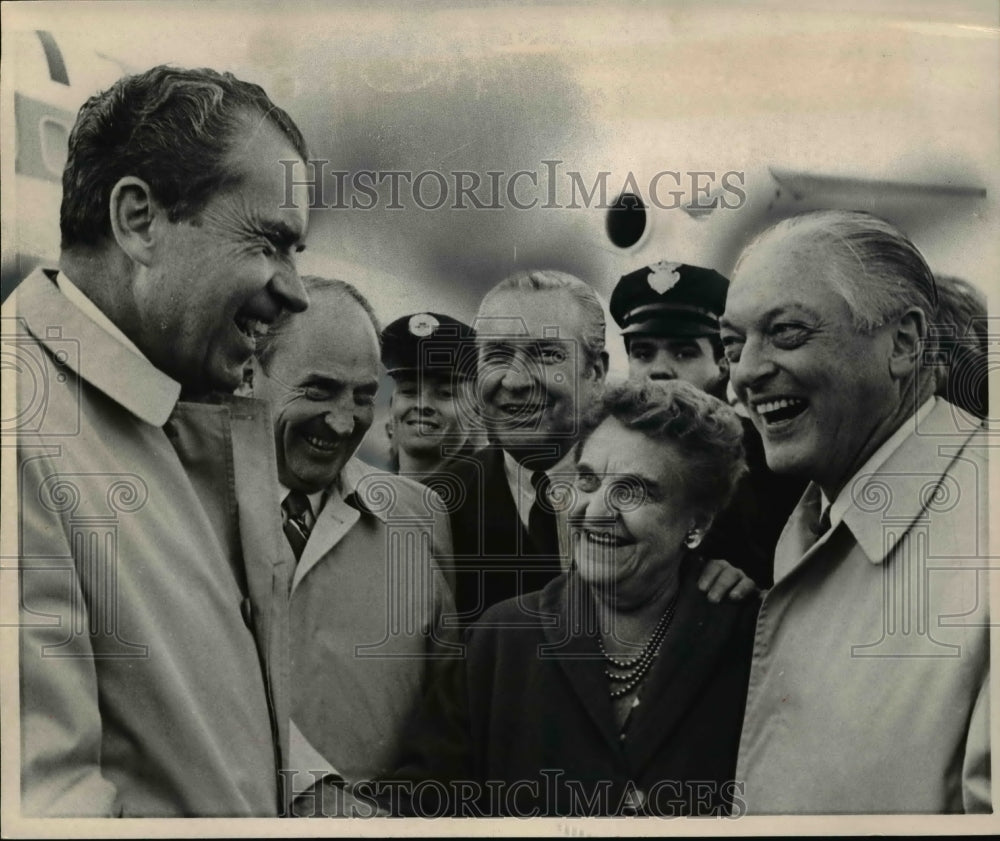 1968 Press Photo Richard Nixon greets politicians during presidential campaign- Historic Images