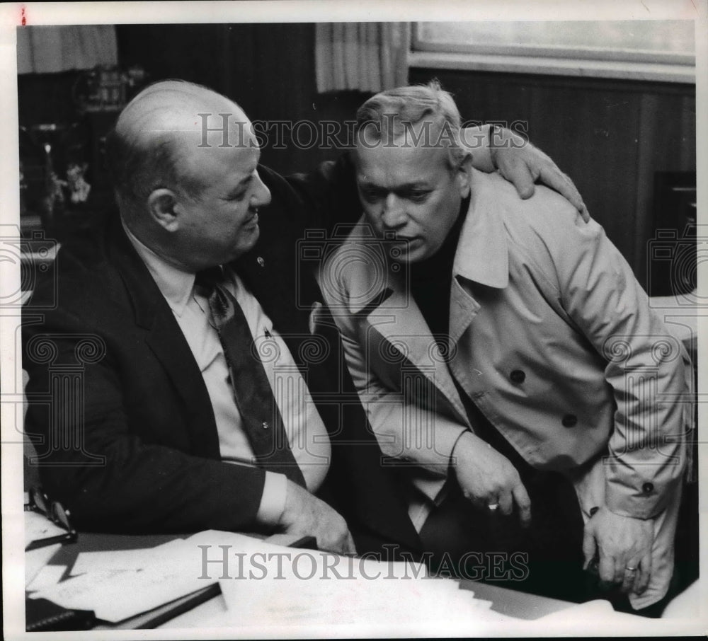 1969 Press Photo Chief Frank Payne pursues Ray Matjasic on Mrs. Steele's case- Historic Images