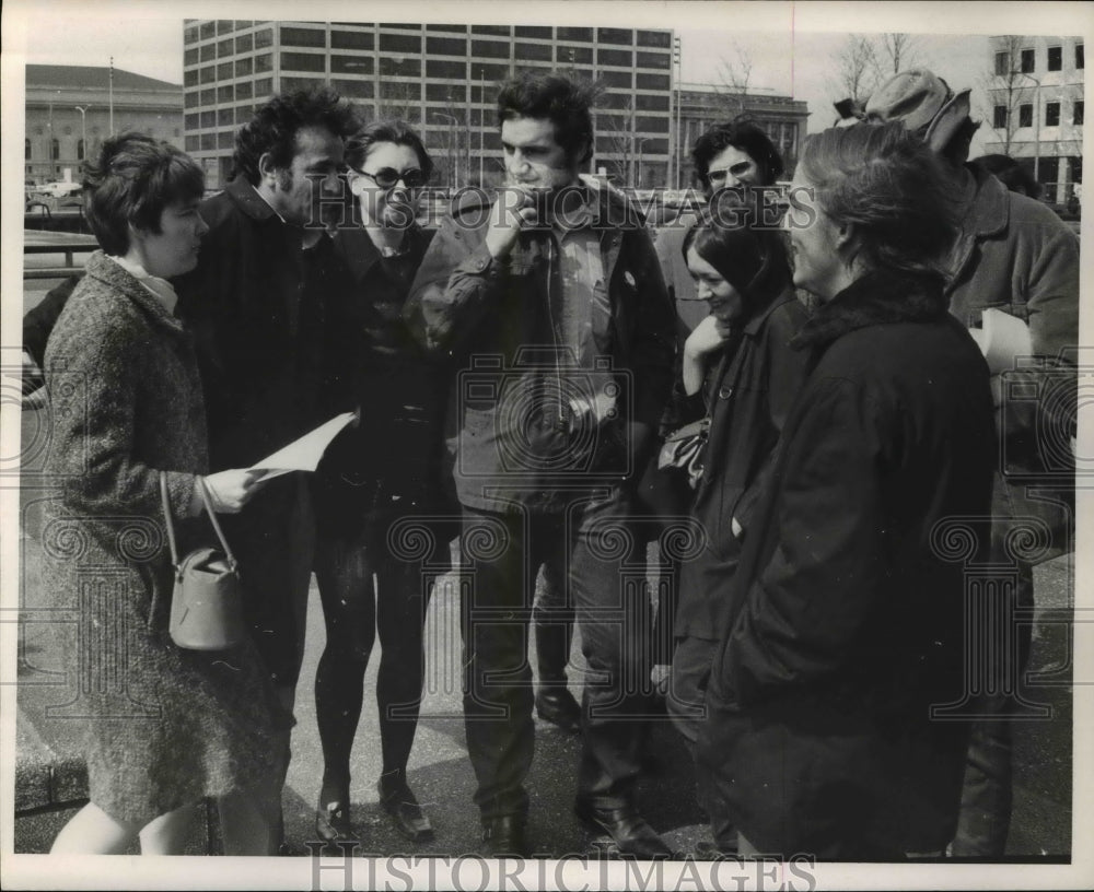 1970 Press Photo Sydney Peck confers with followers, on AT&amp;T Stockholders&#39; mtg- Historic Images