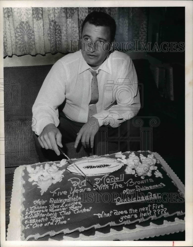 1966 Press Photo Art Modell cuts anniversary cake- Historic Images