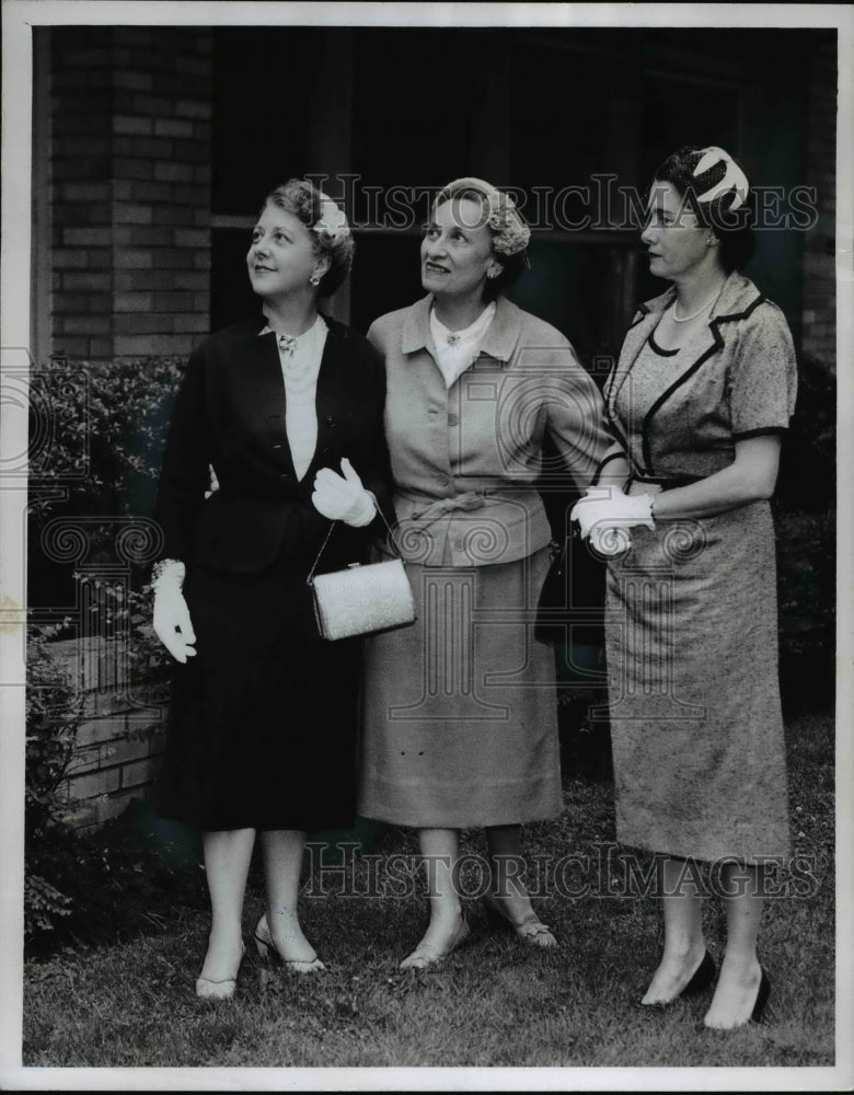 1958 Press Photo Dr. Sarah Marcus & others discuss Woman's Hospital expansion