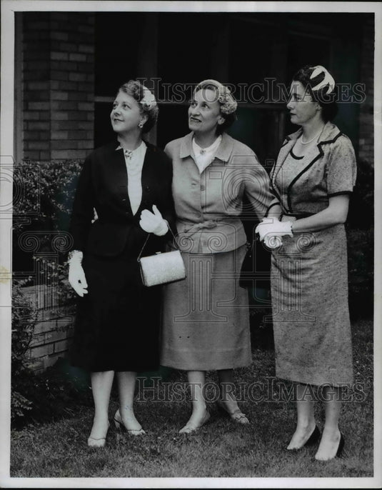 1958 Press Photo Dr. Sarah Marcus & others discuss Woman's Hospital expansion