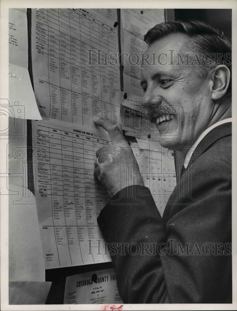 1965 Press Photo Robert Manry looks at copy desk schedule- Historic Images