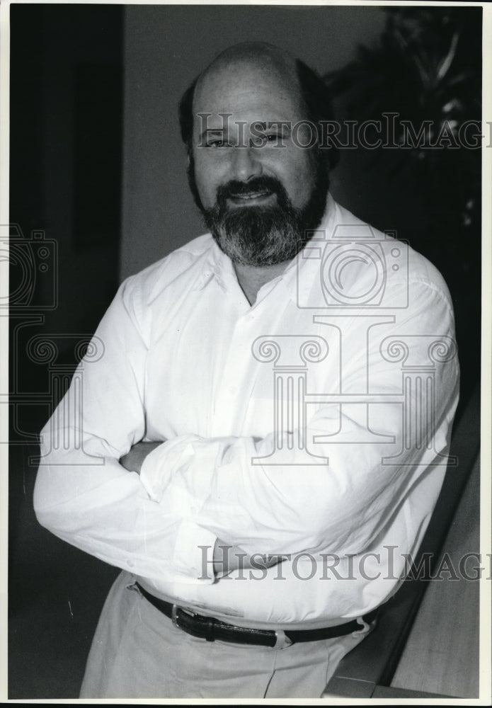 1991 Press Photo Director Rob Reiner talks about Morton &amp; Hayes, on CBS Tel.- Historic Images