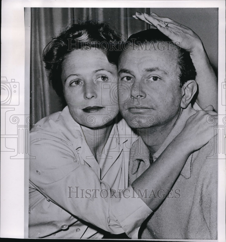 1960 Press Photo Jack Paar with his wife Miriam following his departure- Historic Images