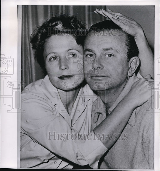 1960 Press Photo Jack Paar with his wife Miriam following his departure- Historic Images