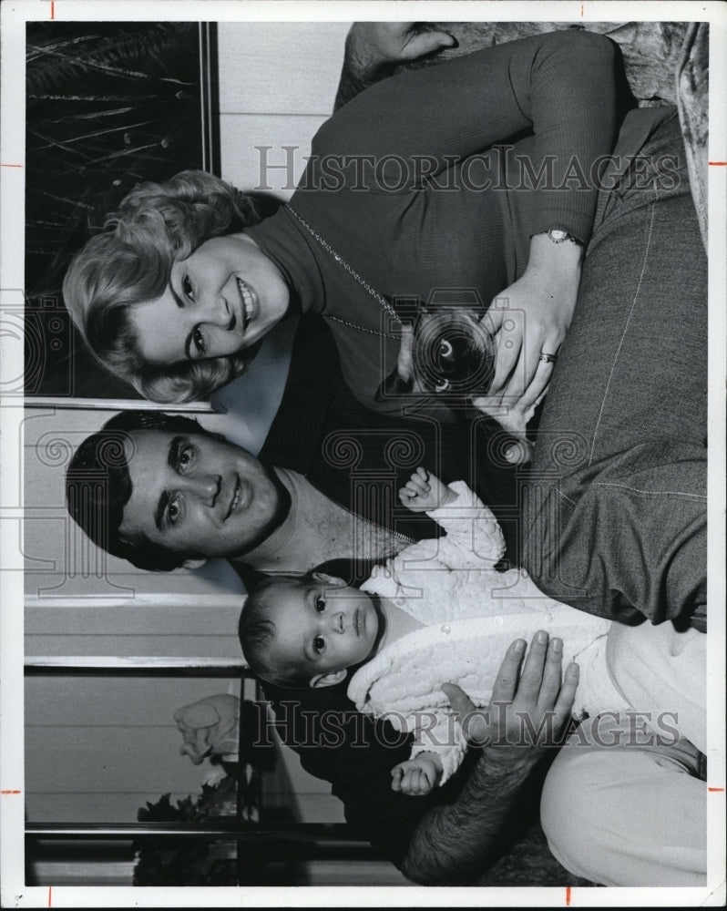 1974 Press Photo Jim Mueller of Channe 8 sports with wife, Cathie and daughter- Historic Images