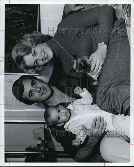 1974 Press Photo Jim Mueller of Channe 8 sports with wife, Cathie and daughter- Historic Images