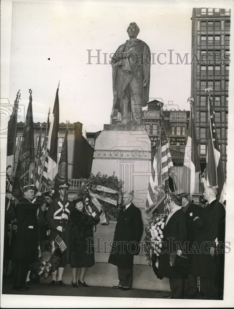 1940 Press Photo Mrs. Robert Taft lays wreath at the Lincoln's statue- Historic Images