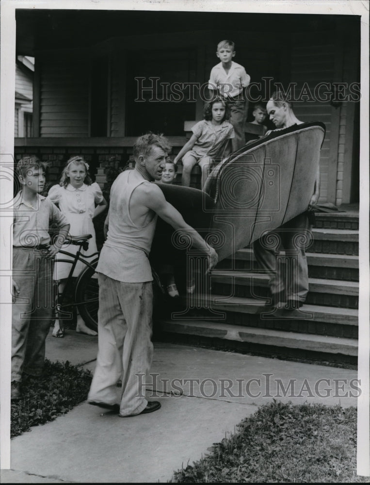 1941 Press Photo Children watch men move furniture from Dr Herbert Reichles home- Historic Images