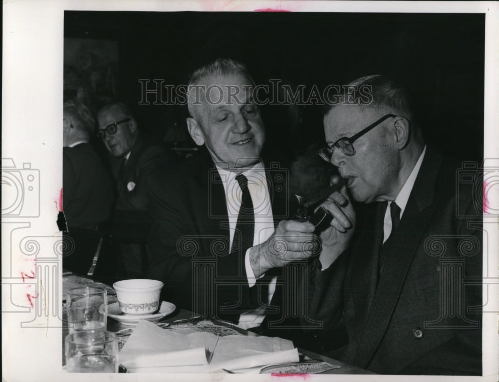 1964 Press Photo Retired PD employees Paul Reider &amp; Scotty Robb sharing a smoke- Historic Images