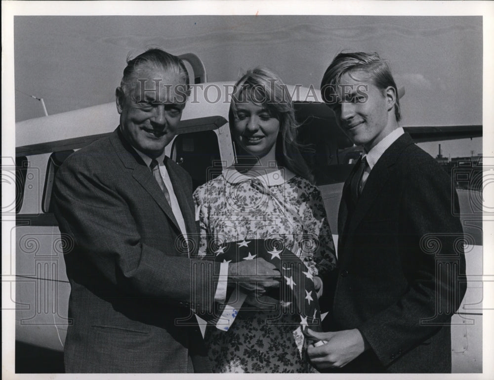 1967 Press Photo Congressman William Minshall, Cynthia Tedrich and C. Mallin- Historic Images