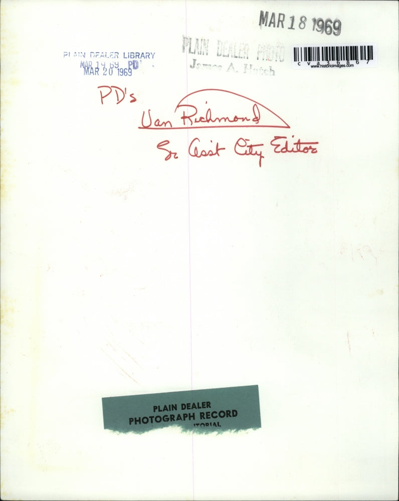 1969 Press Photo Van Richmond, Sr Assistant City Editor