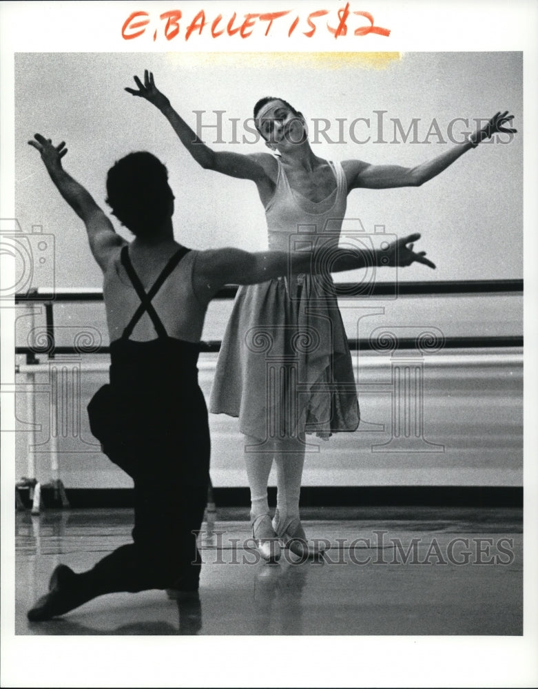 1991 Press Photo Melissa Mitchell and William Baierbach rehearsing a scene- Historic Images