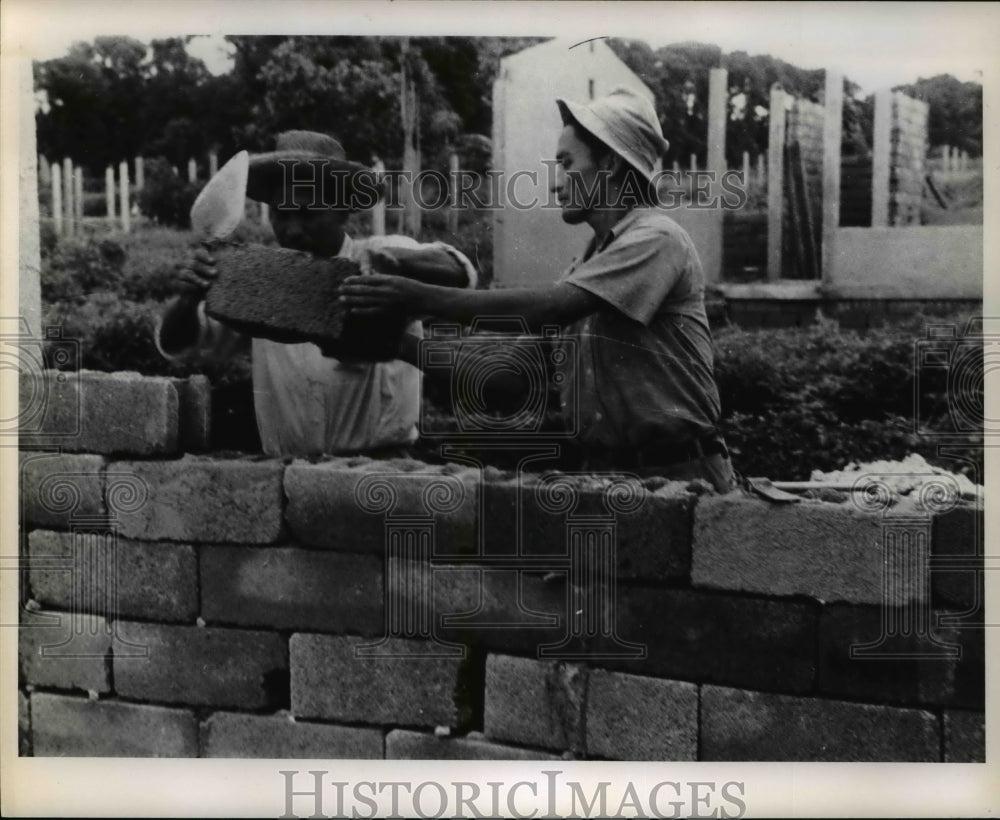 1961 Press Photo Men build homes sponsored by U.S. and Guatemala, 1960- Historic Images