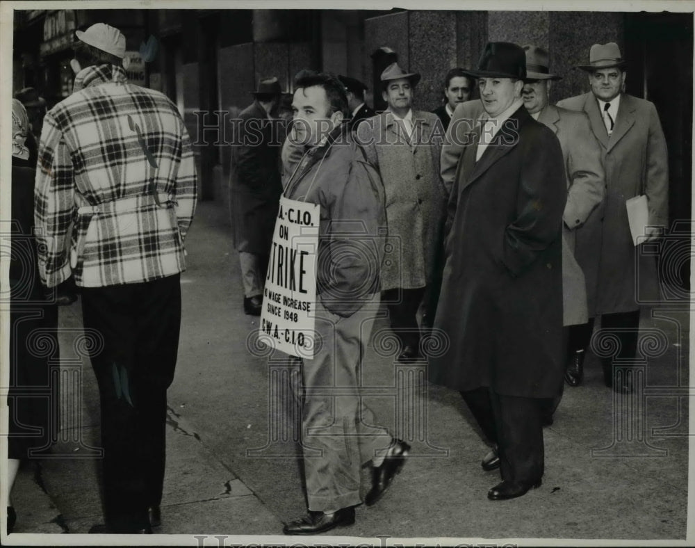 1950 Press Photo CIO-UAW Dir. Pat O&#39;Malley &amp; others during picket - cva37853- Historic Images