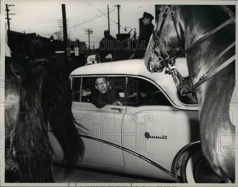 1954 Press Photo Union Business Agent Bert Foster stalling traffic- Historic Images