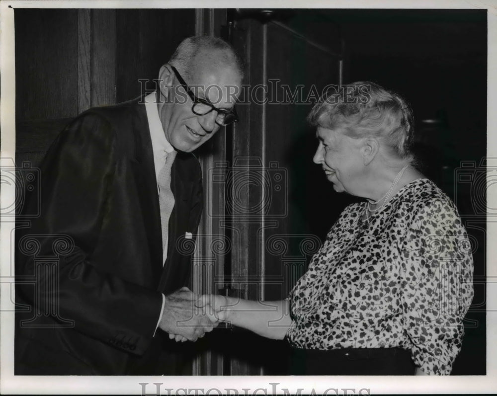 1960 Press Photo Mrs Eleanor Roosevelt greets Dr Benjamin Spock at Hotel Carter- Historic Images