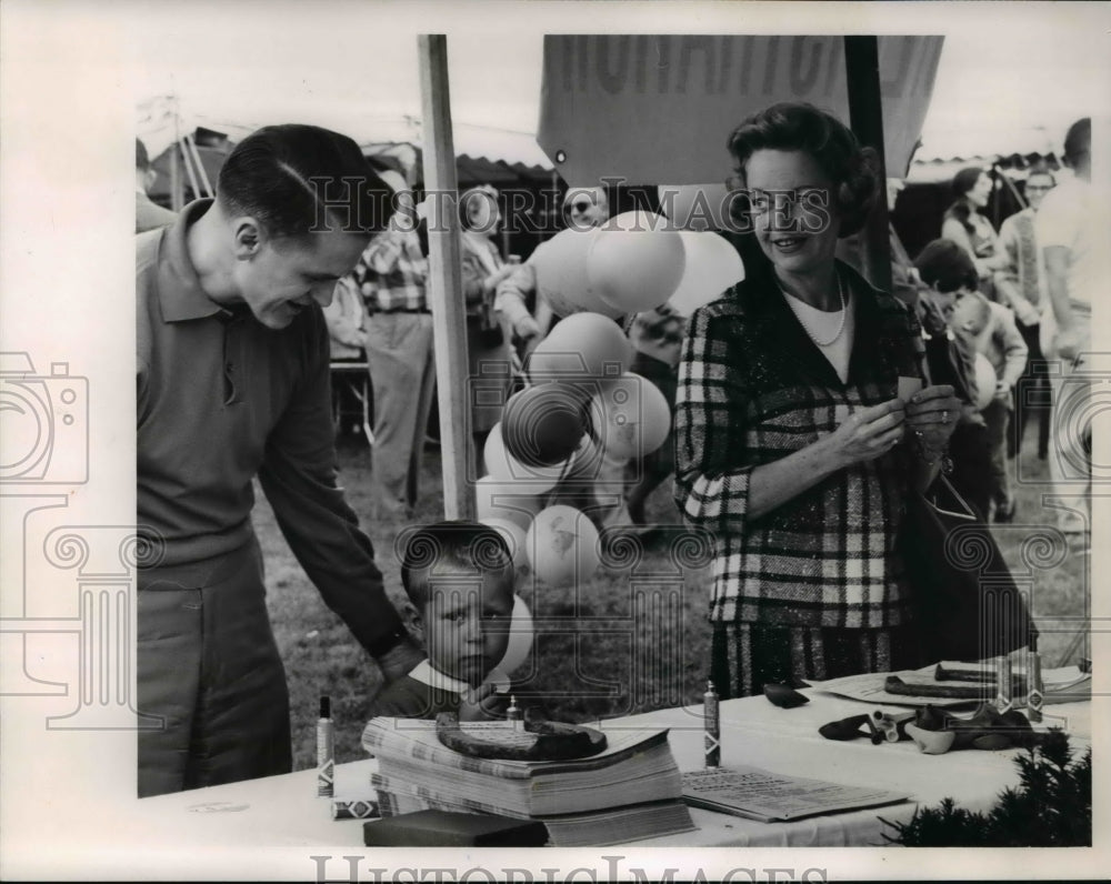 1963 Press Photo Robert Roach and family register at SDX Picnic at Acadia Farms- Historic Images