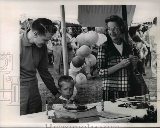 1963 Press Photo Robert Roach and family register at SDX Picnic at Acadia Farms- Historic Images