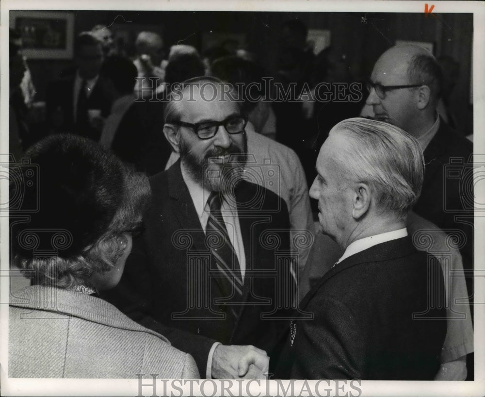 1971 Press Photo Ted Princiotto, PD's editor talks to Mr. and Mrs. Whitney, - Historic Images