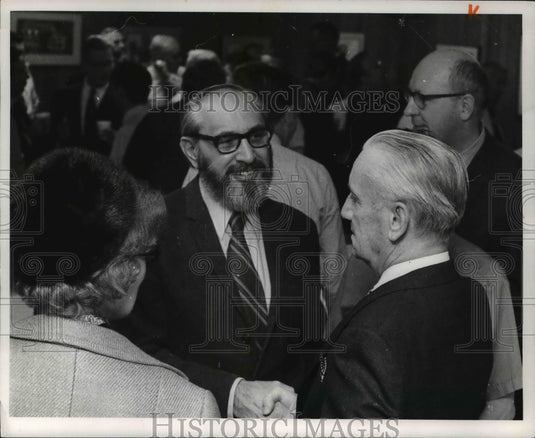 1971 Press Photo Ted Princiotto, PD's editor talks to Mr. and Mrs. Whitney, - Historic Images