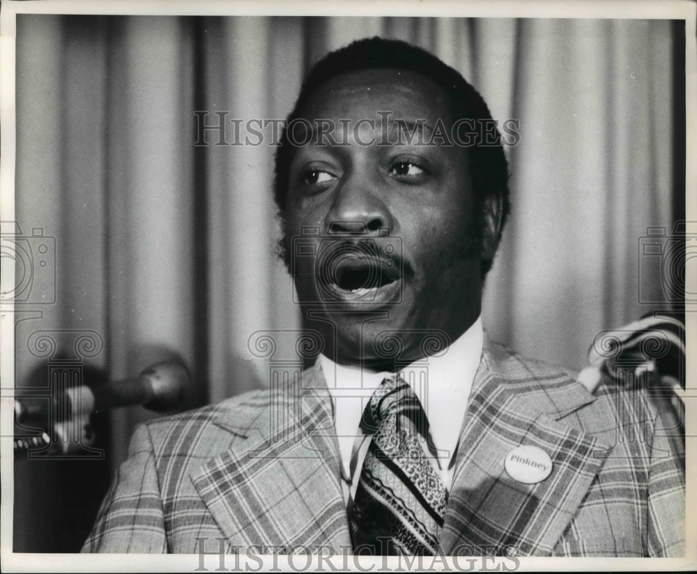 1975 Press Photo Arnold Pinkney speaks during the City Club debate- Historic Images