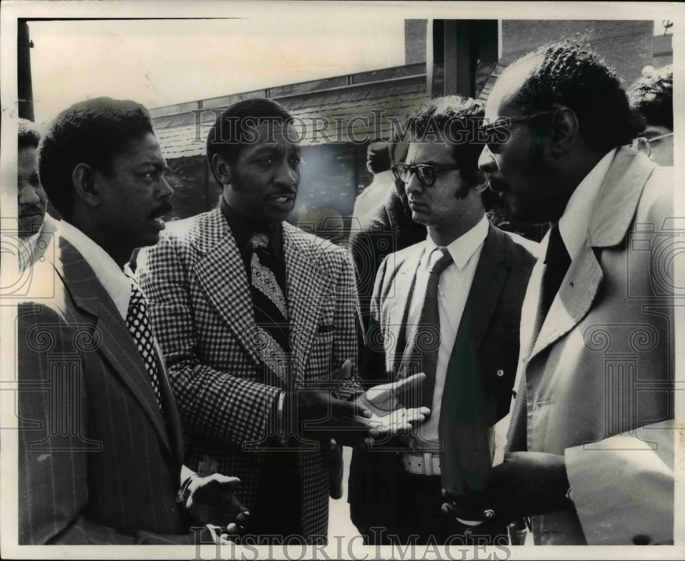 1974 Press Photo Arnold Pinkney discusses Collinwood School situation- Historic Images