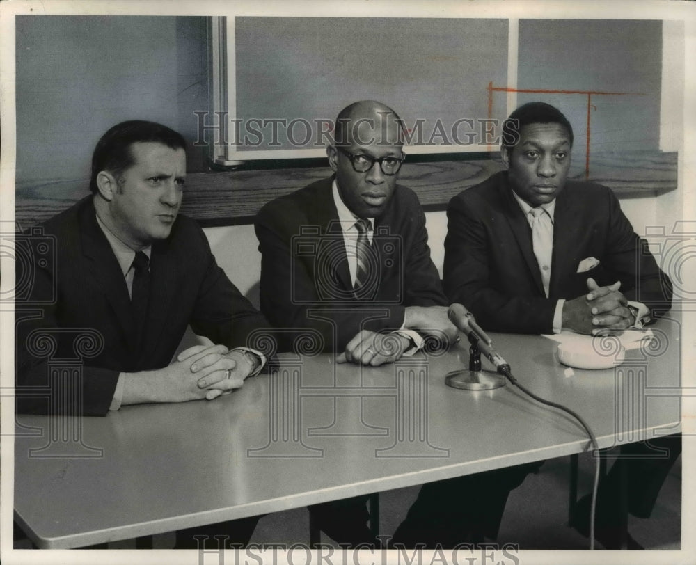 1969 Press Photo Arnold Pinkney and colleagues at the urban coalition meeting- Historic Images