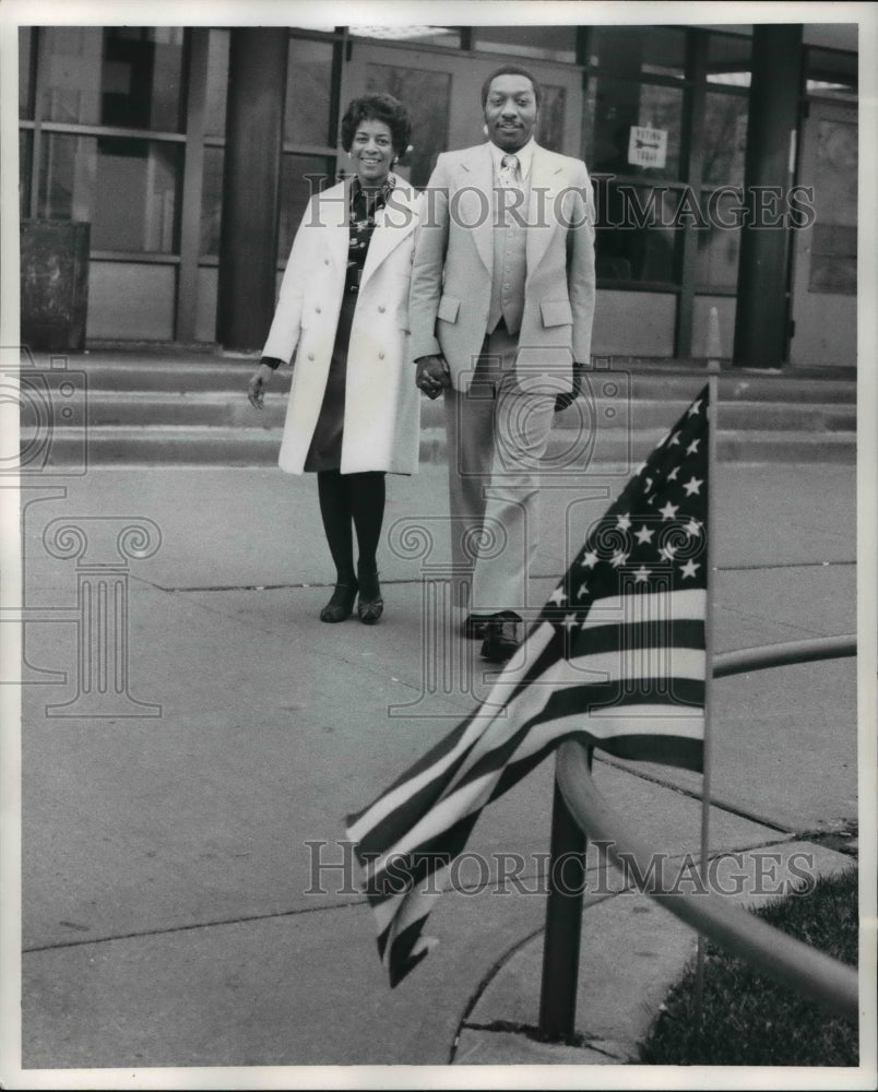 1975 Press Photo Mr. and Mrs. Arnold Pinkney leave JFK High School after voting- Historic Images