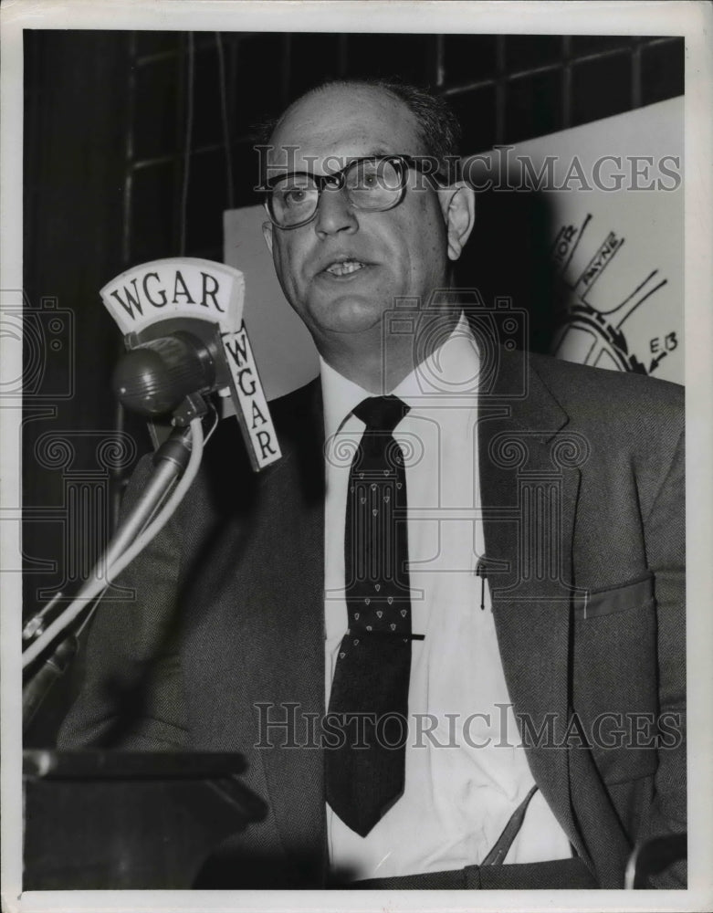 1957 Press Photo Albert S. Porter, Country engineer speaks on WGAR- Historic Images