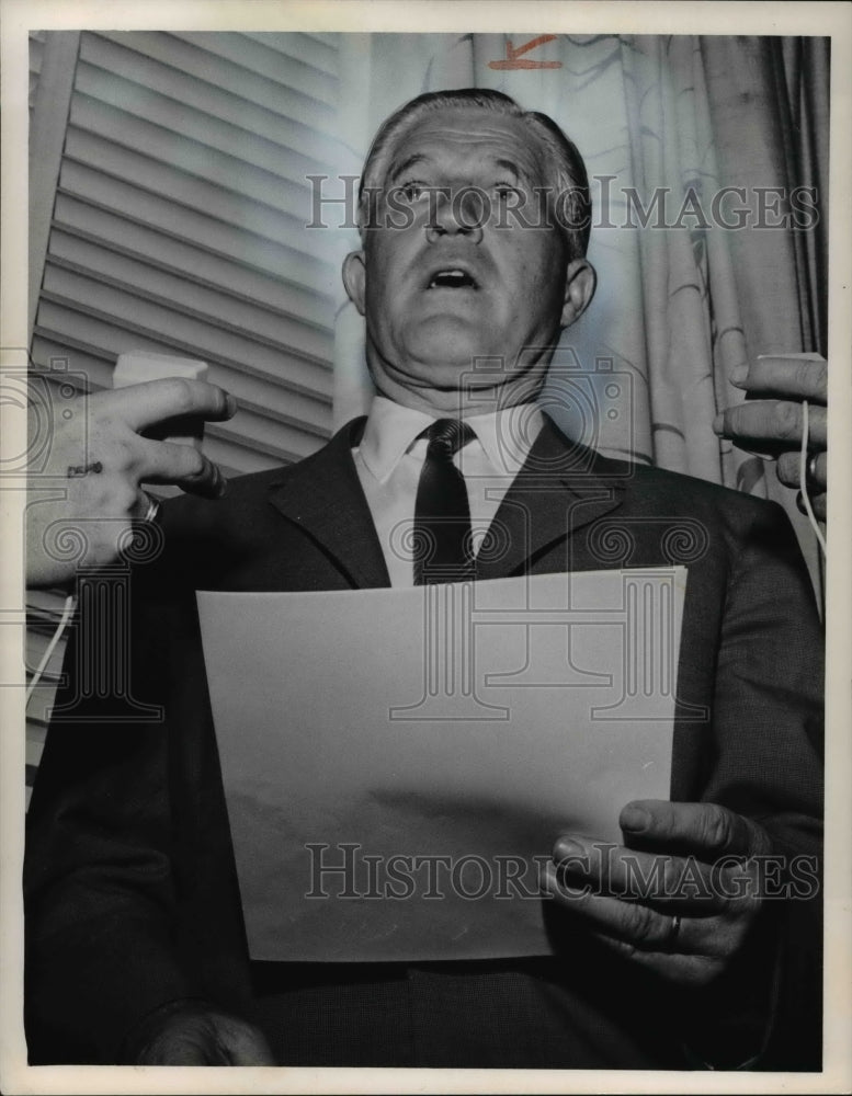 1964 Press Photo Gov George Romney reads statement at the Governors&#39; Conference - Historic Images