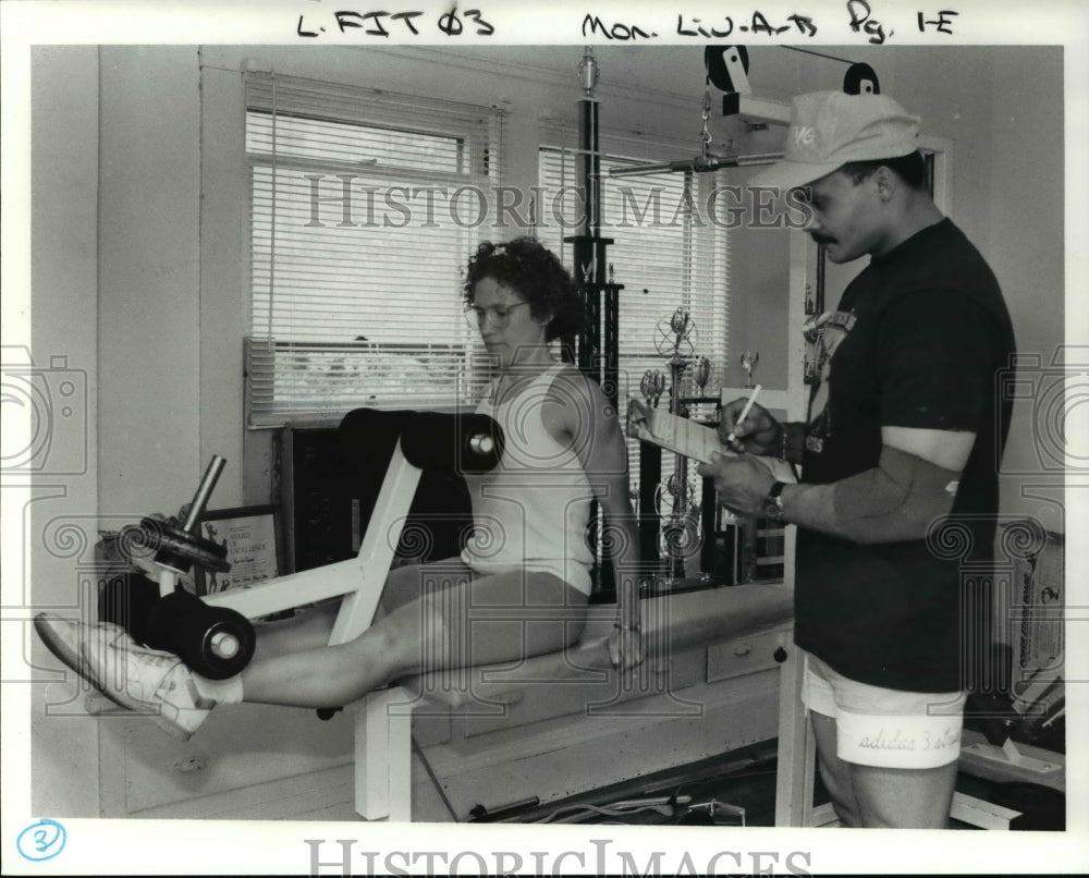 1991 Press Photo Rafael Ramos checks Jeannie Yeager on her leg extensions- Historic Images