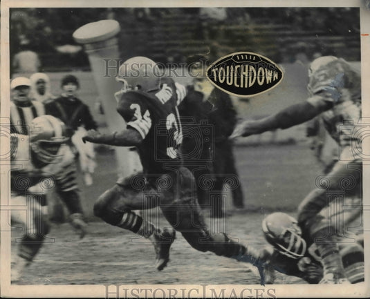 1975 Press Photo Action Shots Brown's Greg Pruitt scores against New Orleans- Historic Images
