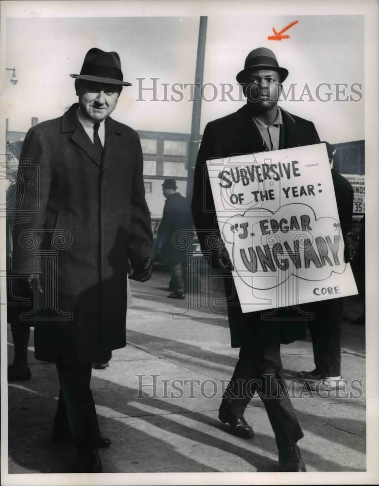 1964 Press Photo Sgt. John Unguary walks by the picket of Nathan Smith- Historic Images