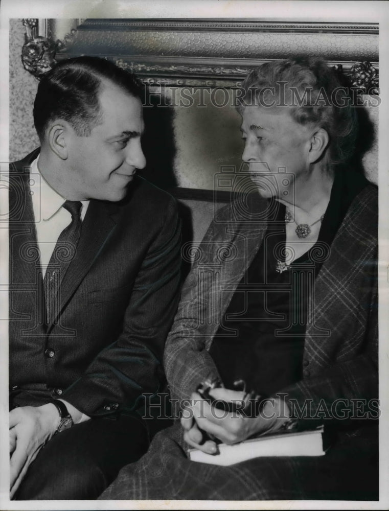 1961 Press Photo Mrs. Franklin D. Roosevelt is greeted by Edward Rosenthal- Historic Images