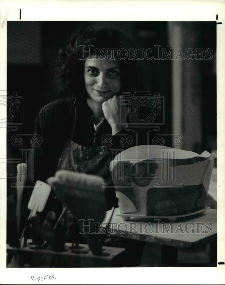 1990 Press Photo Artist Jusith Salomon in her studio- Historic Images