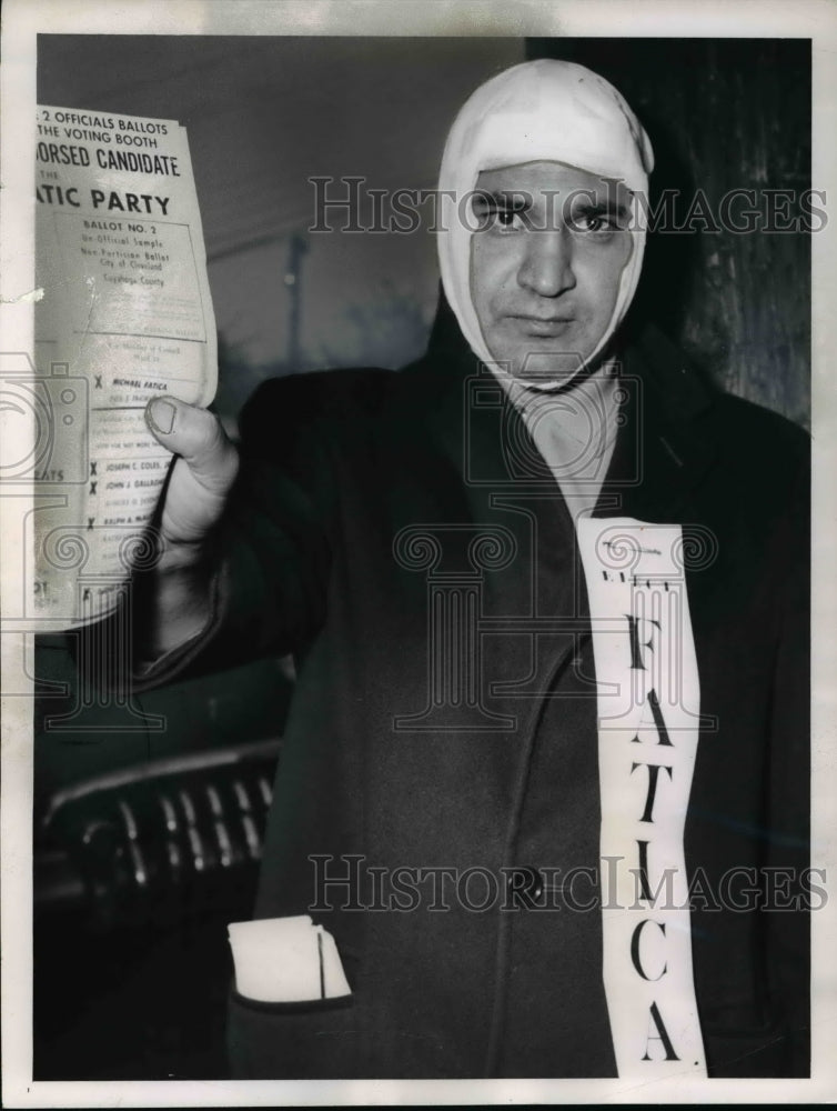 1961 Press Photo Louis Russo, Bandaged but unbowed, Russo hands out literature- Historic Images