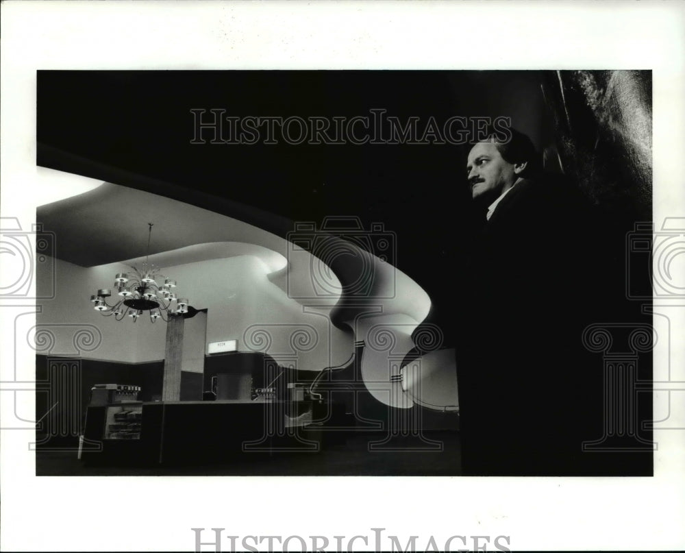 1992 Press Photo Albert owner/operator of the colony theater in the lobby- Historic Images