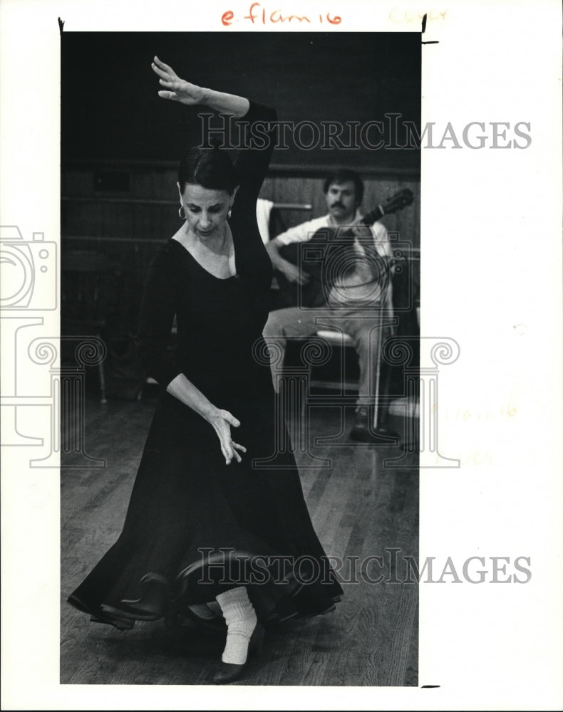 1990 Press Photo Carlota Santana teaches the Flamenco at the Fairmount Center- Historic Images