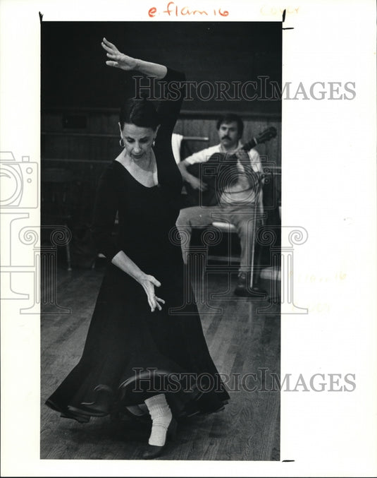 1990 Press Photo Carlota Santana teaches the Flamenco at the Fairmount Center- Historic Images
