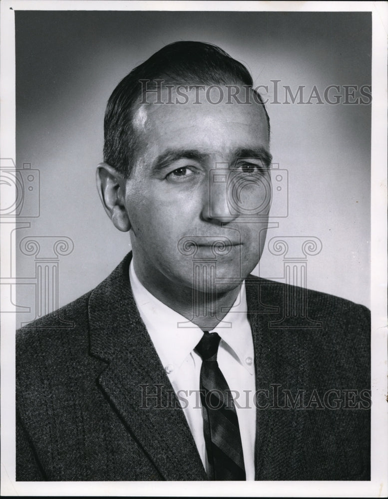 1963 Press Photo A.J. Schanger fron North woodland printed 1,500 postcards.- Historic Images