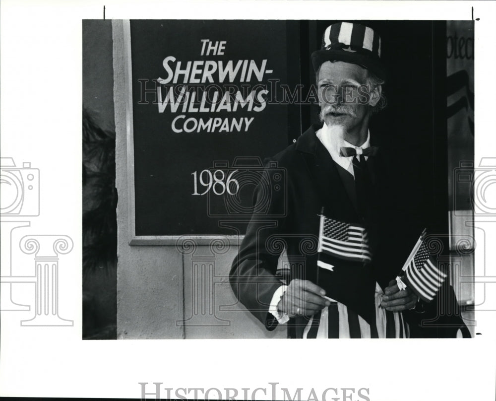 1991 Press Photo Tom Schlickler alias Uncle Sam with the flags- Historic Images