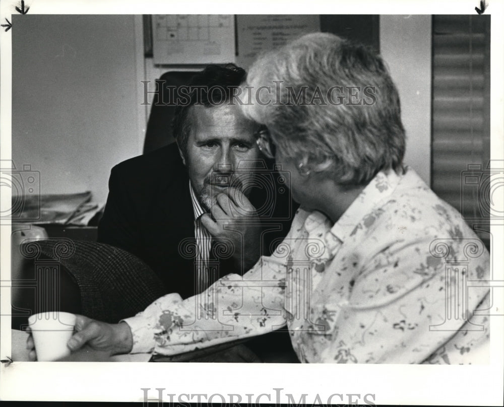 1990 Press Photo Cleveland University President Tom Schmida with Dr. L. Gearity- Historic Images