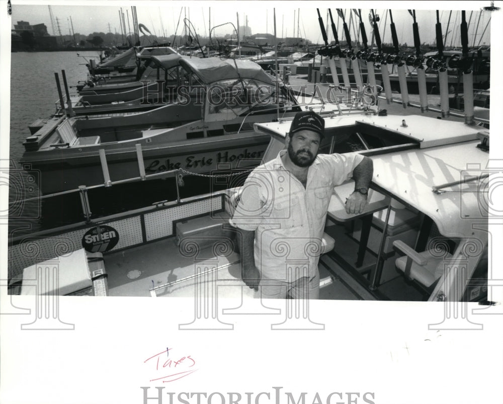 1991 Press Photo Charter Captain Keith Sapp of Lorain runs Cindy charters - Historic Images