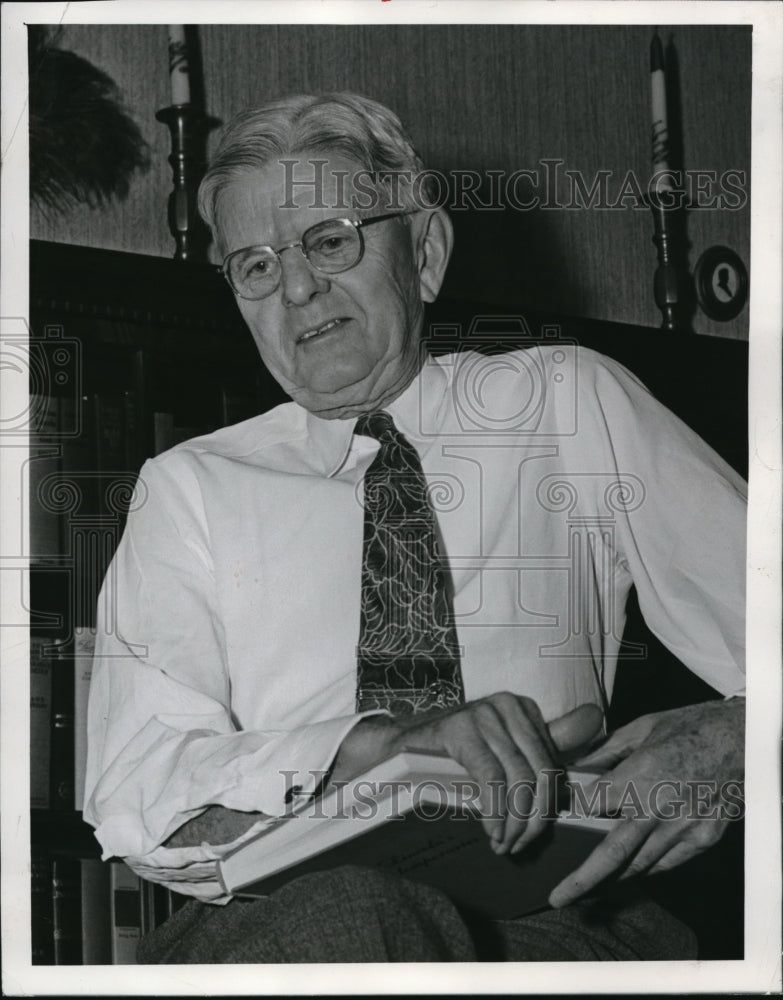 1956 Press Photo Archer H. Shaw shown in library of his home - cva40814- Historic Images