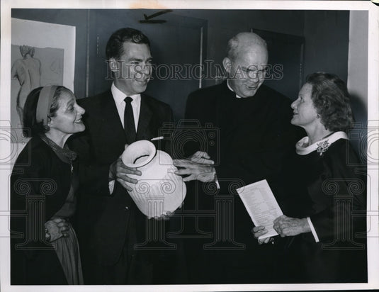 1963 Press Photo Mr & Mrs Olcutt Sanders w/ Byron Moore, Lawrence Cahill- Historic Images