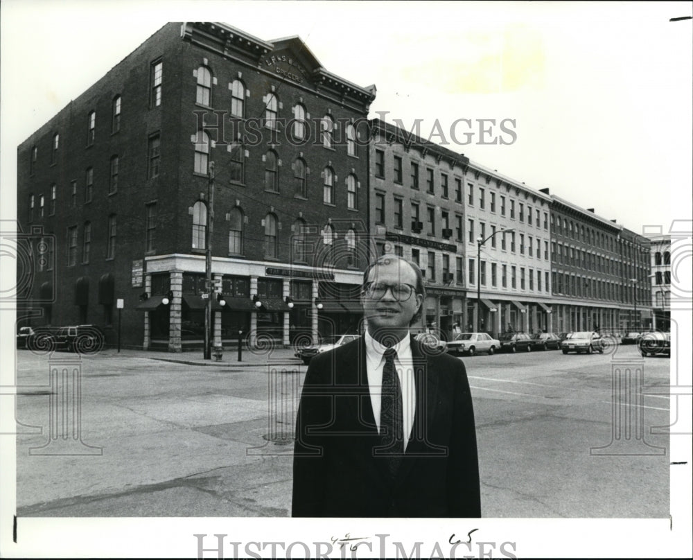 1990 Press Photo Steven Seaton, executive director of the Historic Warehouse- Historic Images